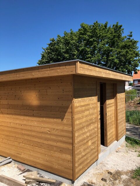 Tuinhuis in thermowood met dubbele schuifdeur en lichtkoepels – – Boomhutten, tuinkamers, maat van uw budget